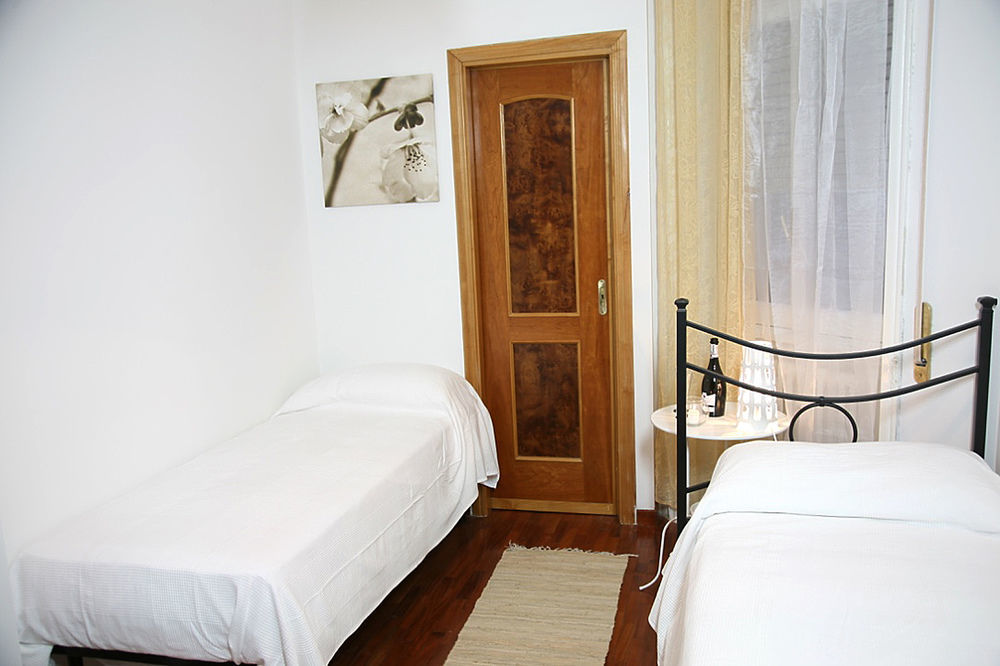 Bed & Breakfast The Empire 3*
